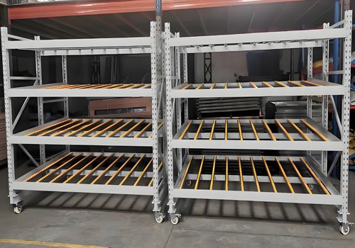 rack de papelão com rodízio