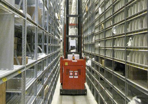 Sistema de prateleiras galvanizadas para corredores estreitos