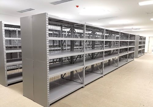 Sistema de estantes de longo alcance para produtos farmacêuticos