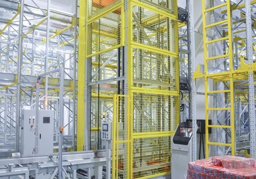 Sistema automatizado de armazenamento e recuperação de paletes