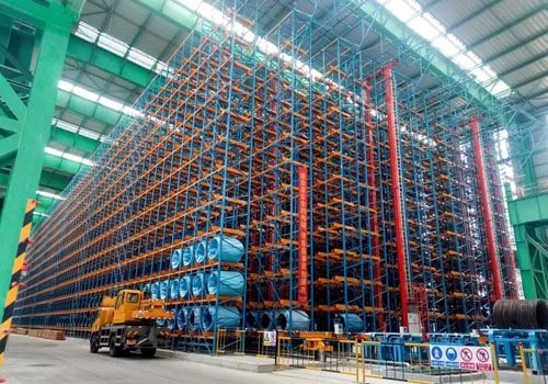 Sistema automatizado de armazenamento e recuperação de materiais metálicos