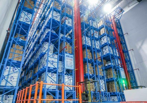 Sistema automatizado de armazenamento e recuperação de produtos farmacêuticos