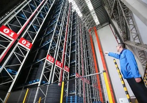 Sistema automatizado de armazenamento e recuperação de pneus