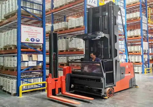 Empilhadeira de corredor estreito com operador sentado