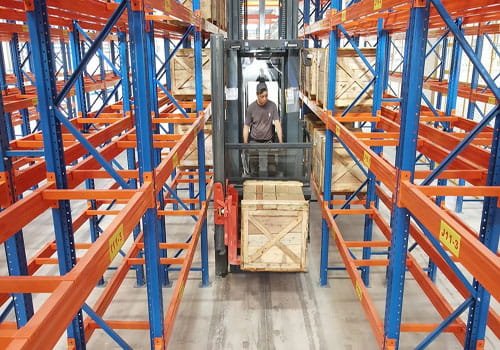 Empilhadeiras para armazéns com corredores estreitos
