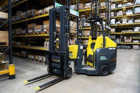 Empilhadeira articulada Aisle Master